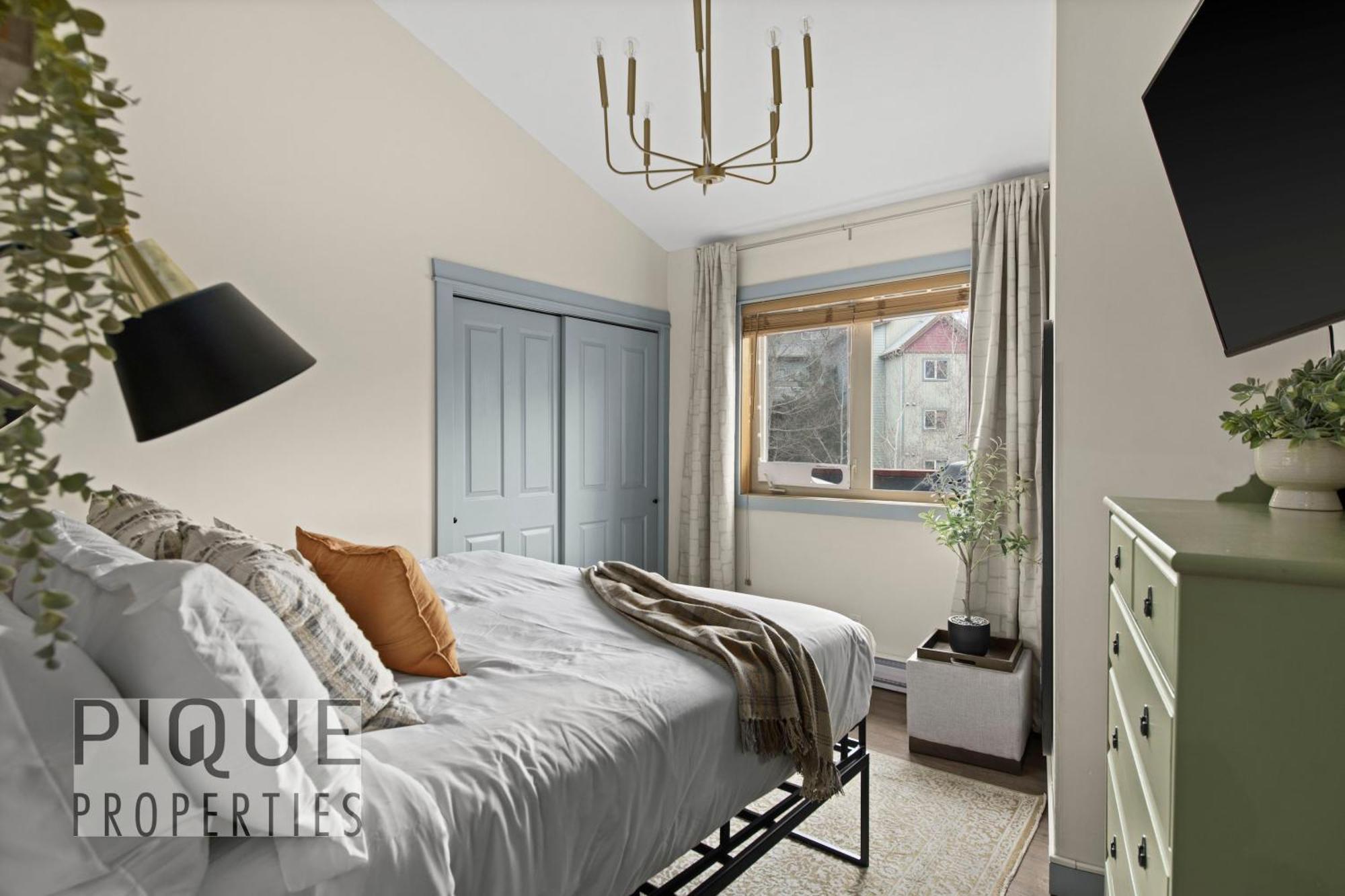Mountain Loft Retreat, Heated Pool & Hot Tub, Ug Parking, Balcony, Wifi! Apartment Canmore Bagian luar foto